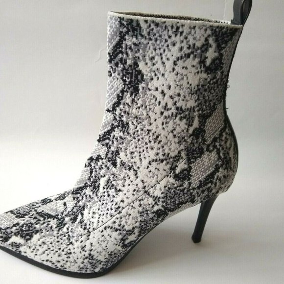 New STEVE MADDEN Black White stretchable fabric boots - Picture 2 of 4